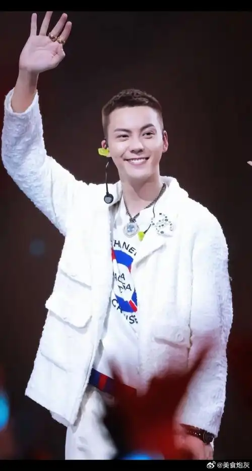 陈伟霆连续3天回何穗家#陈伟霆对寸头的精准把控!陈伟霆|陈伟霆超话