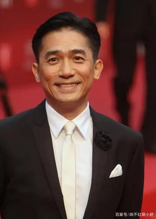 59岁梁朝伟老了也帅气,穿西装衬衫时髦,网友:这男人帅了一辈子