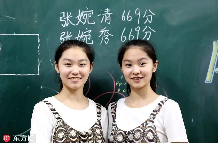 在洛阳市东方外国语学校,中考成绩放榜后,15岁的双胞胎姐妹张婉清,张