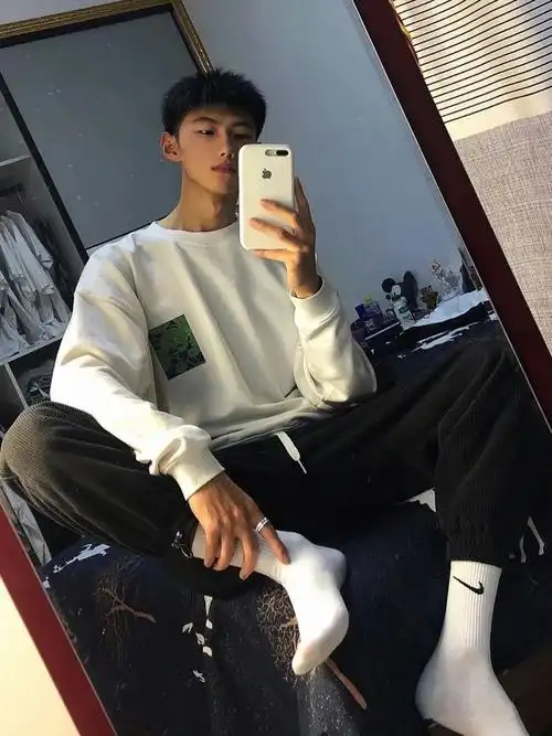 18岁清新白袜小奶狗8块腹肌公狗腰满满少年感网友很激动