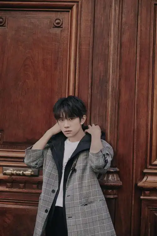易烊千玺初秋九宫格街拍大片格子西装外套 金丝眼镜 橘色板鞋少年在