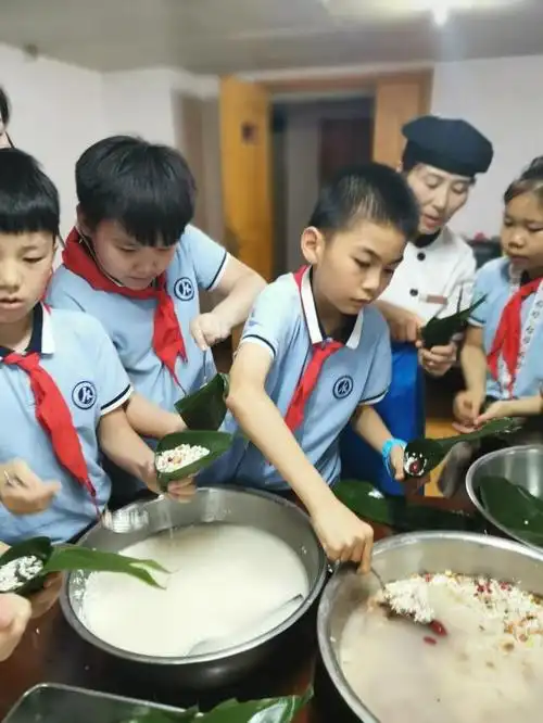 端午浓情"粽"显爱心 小学生自己动手包粽子