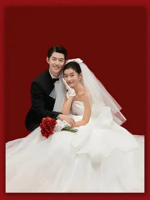 武汉  均93拍摄7115-红色室内婚纱照真的太美啦纯色的背景下