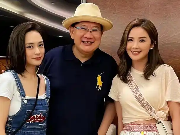 回顾央视主持王冠:与曹可凡传绯闻,被母亲催婚,38岁未婚也幸福