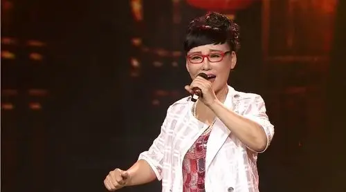 关注 62岁原唱胡晓晴2018央视舞台再唱《大宅门》.