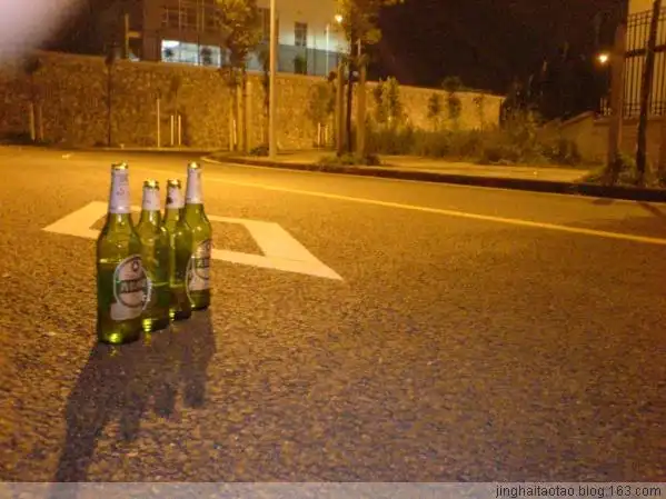 空荡荡的马路上.喝剩的空啤酒瓶. 情绪 思想挥洒满路.