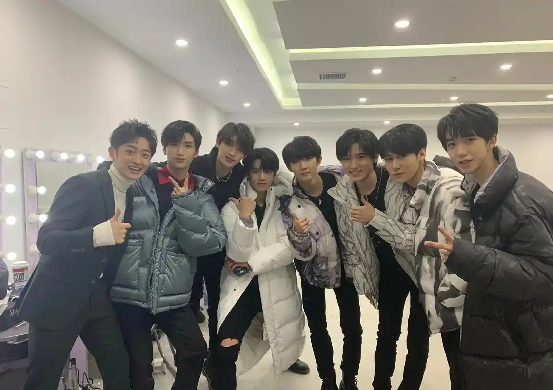 时代少年团 一周年合照真的是帅我一脸!颜值天花板!@do - 抖音