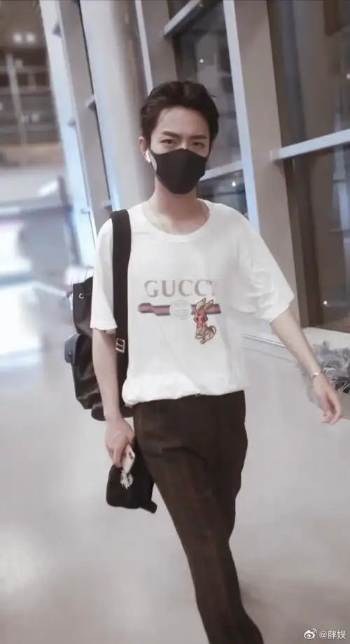 白色t恤大背头肖战#街拍潮图#,气场十足,走路带风.