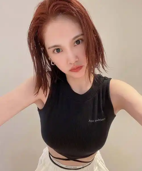 杨丞琳晒9宫格运动照,素颜面色红润状态佳,最吸睛那副排骨腰_自律