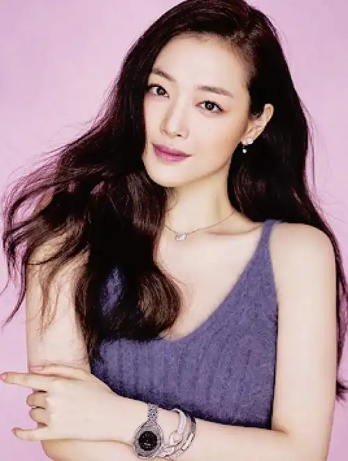 [禁二传二改]崔雪莉(sulli)1994年3月29日出生于韩国釜山,毕业于首尔