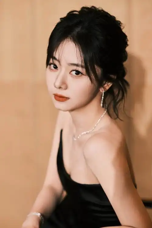 谭松韵超话7415#两小姐s postcard#优雅华贵,尽显质感闪烁.