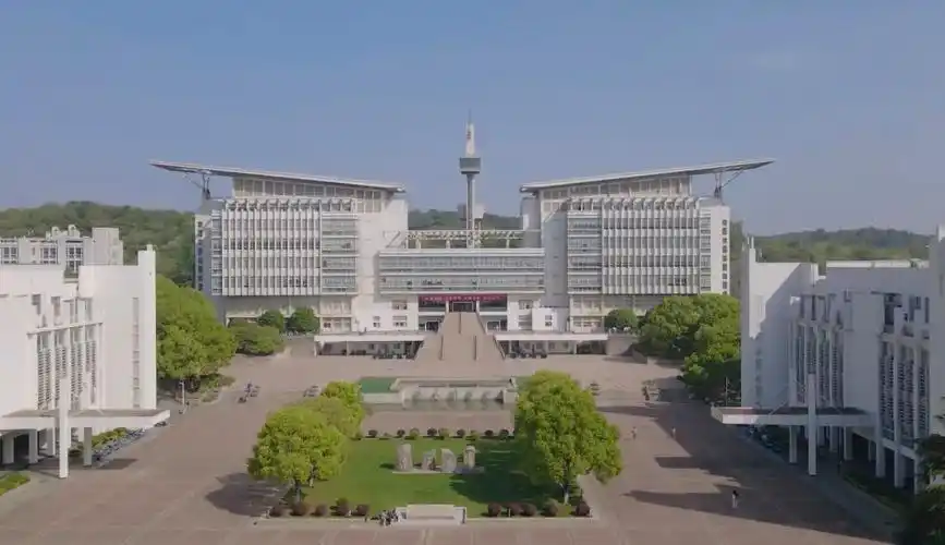 世纪广场也有值得装进相机里的好风景在现代化气息满满的仙林校区(注