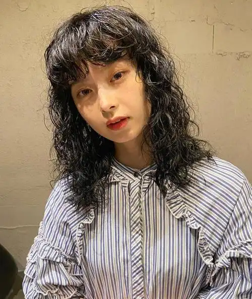 小卷卷满头烫发型既蓬松又洋气,还能有效地增加发量,头发细软少的姐妹