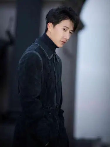 韩庚一身牛仔装走机场剪寸头超man却也曾杀马特