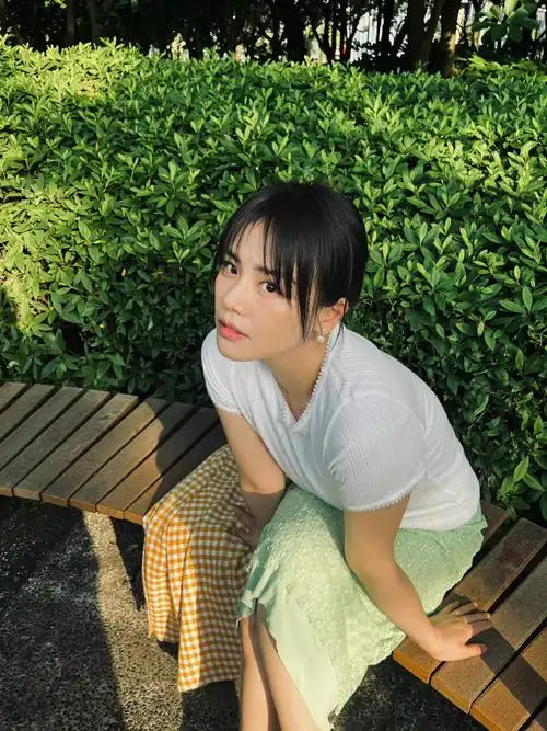 马思纯夏日氧气随拍##马思纯短发白裙造型