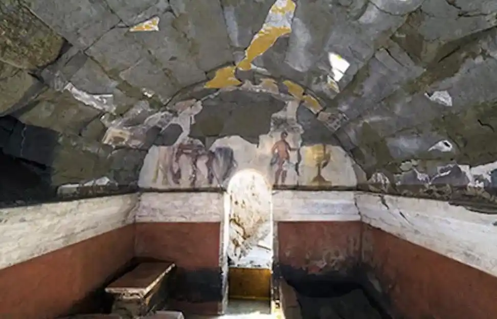 专家打开千年古墓,从中挖出两个大瓷盘直接摔碎:真是无用