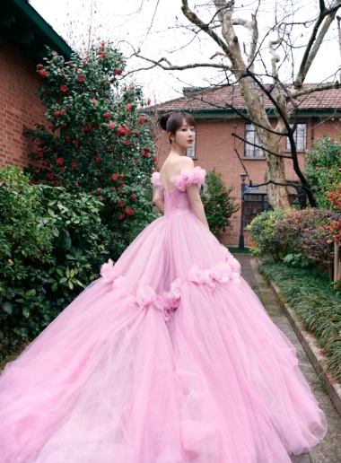 杨紫一袭紫粉色长裙惊艳亮相妆容精致眼神灵动