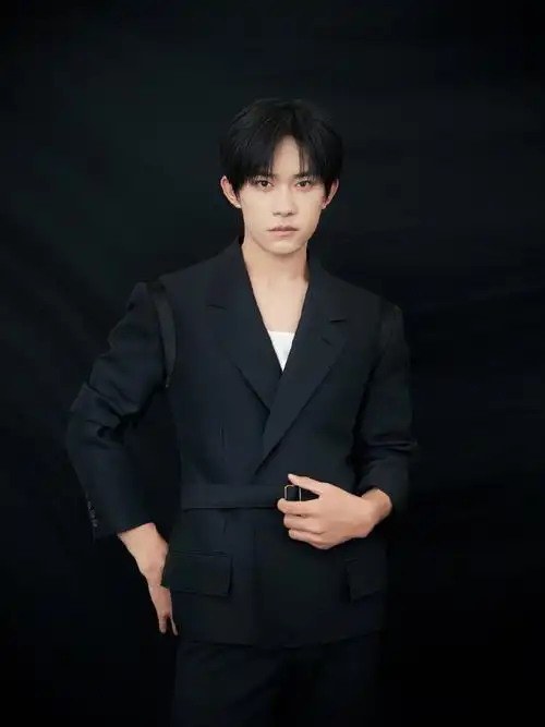 易烊千玺黑色西装儒雅写真图片