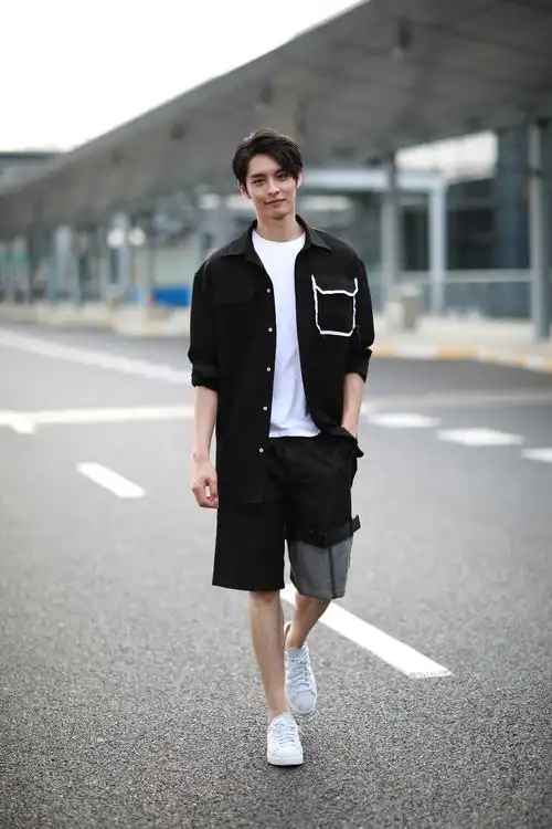 曹佑宁时尚街拍曝光 黑白潮范儿魅力十足