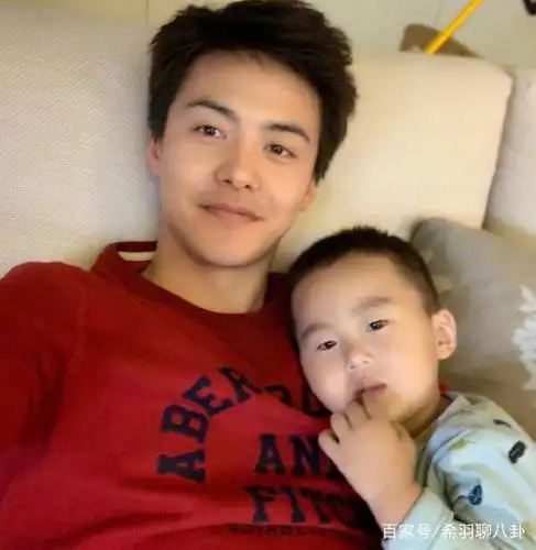 马天宇晒出自己的童年照,原来小时候他的眼皮是一单一双的