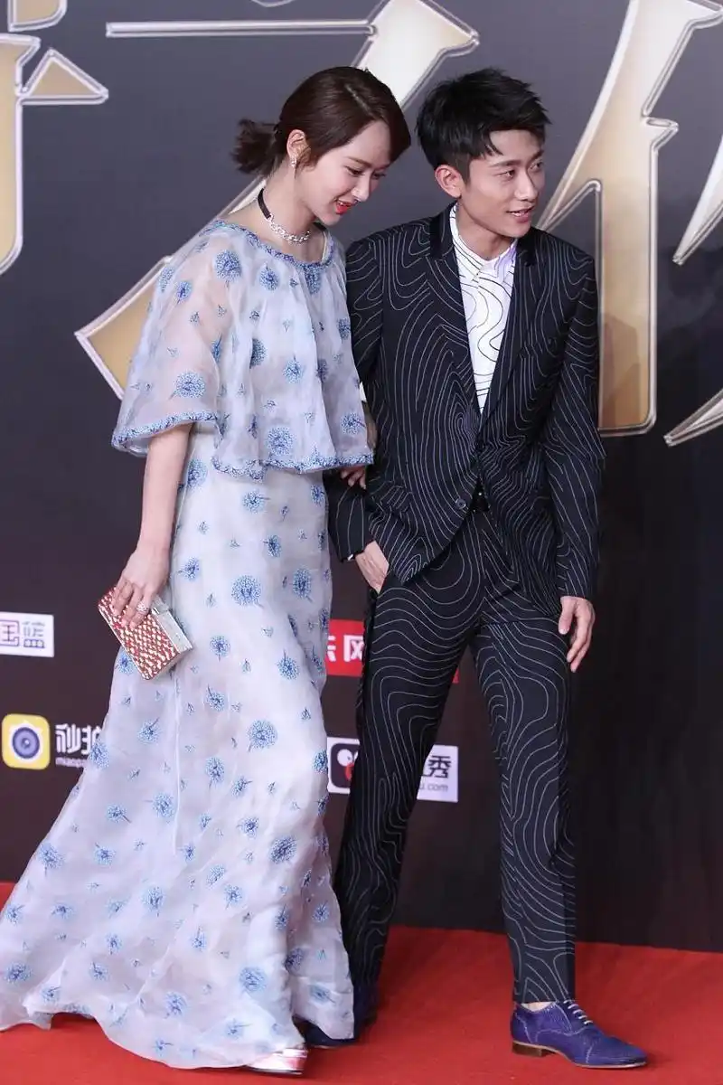 杨紫和张一山的缘分始于2004年的家庭情景喜剧《家有儿女》,他们跃珑