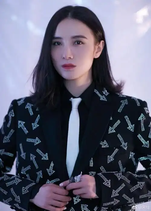 宋佳参加活动一改往日御姐职业打扮大胆尝试性感魅惑风网友赞