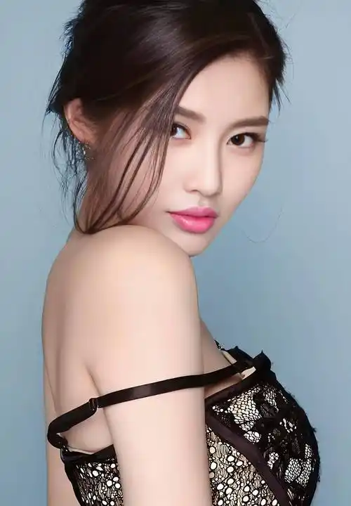 "椰树女神"徐冬冬的颜值与身材魅力,让你心跳加速!