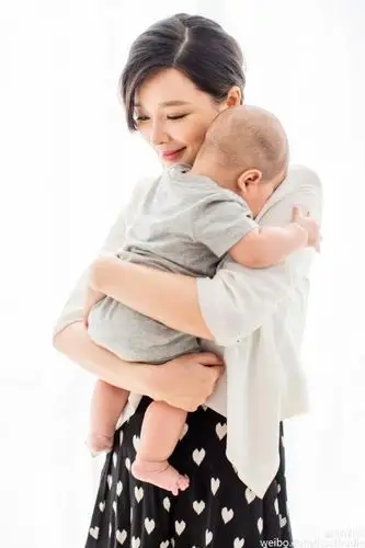 身材恢复不错还换了发型 央视主播胡蝶产后复出