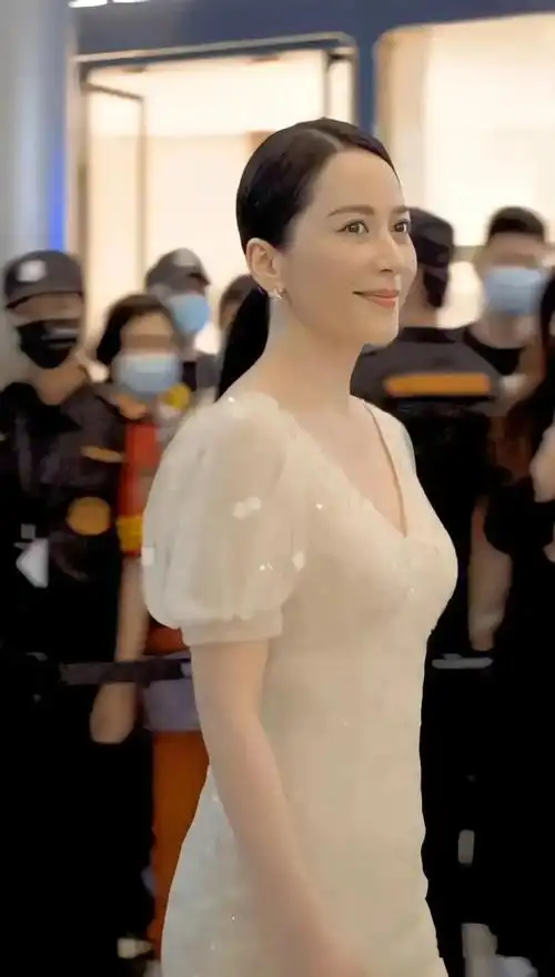 俞飞鸿身材应该是同龄的天花板,穿紧身裙身材凹凸紧致,有女人味