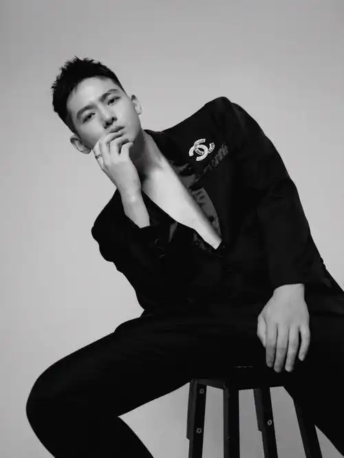 男士西装杂志风写真尽显男人魅力