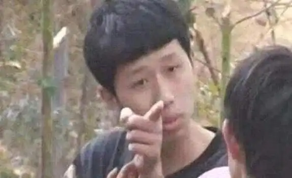 当年因为一口炒饭,"铁骨铮铮"王境泽走红网络,现状如何