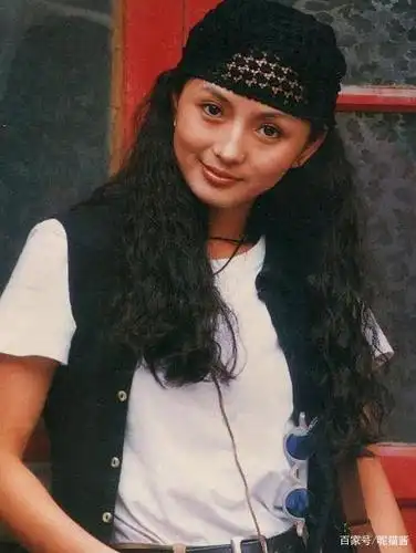 曾扮演"香妃"的刘丹旧照,稚嫩五官带着一些婴儿肥,粉丝叹息