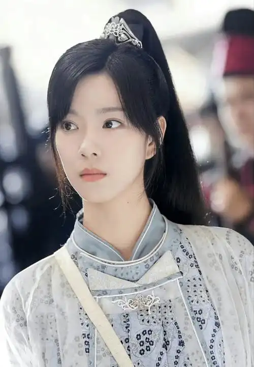 原因是庄达菲的长相虽然清纯甜美,但是古装扮相在扮演过黄蓉的女演员