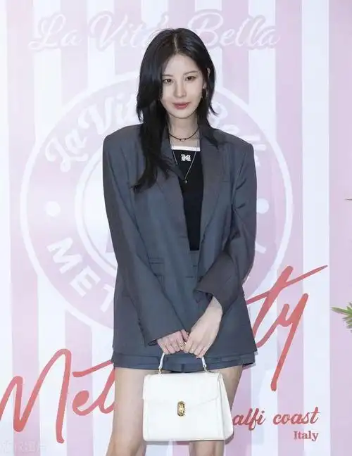 在娱乐圈的众多女明星中,徐贤以其独特的魅力和出众的身材赢得了广大