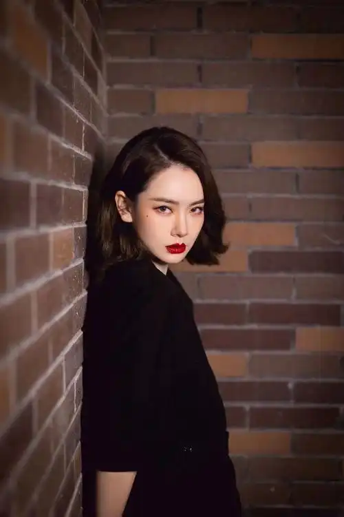 戚薇时尚图鉴来咯穿黑色look有点帅搭配短发更摩登