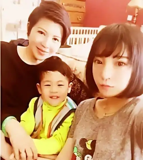 歌手杭天琪:47岁为小丈夫冒险生子,如今过的怎么样?