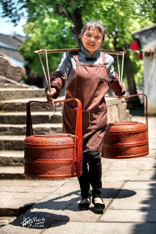 苏州这位每天挑着扁担给客人送餐的阿姨成了这个古镇上的网红