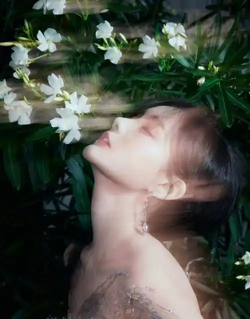 李一桐在花园里的照片穿着隐形萌裙,清凉优雅清纯又充满肉欲_刚从