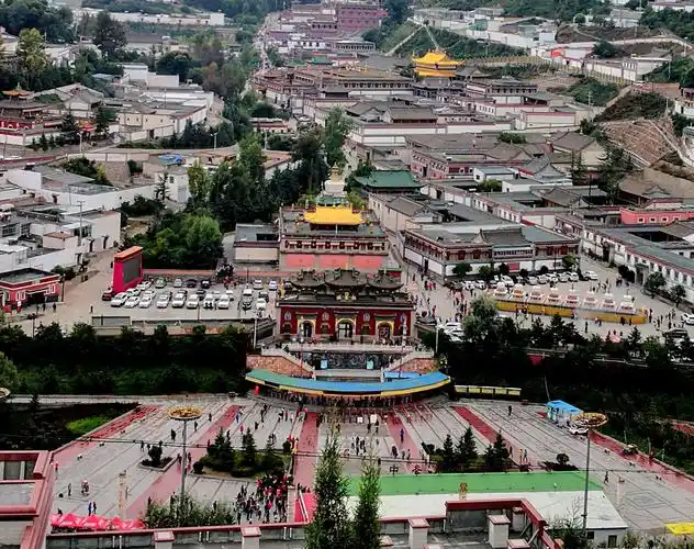 我二年前去过了,就在寺外的山坡上看看塔尔寺的全景,还是很壮观的.