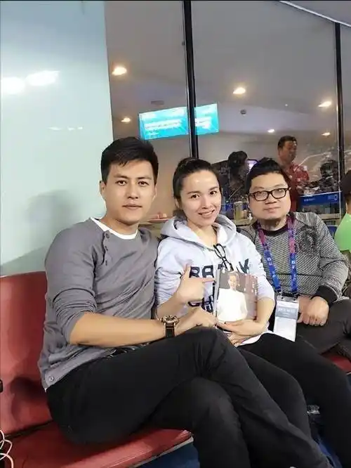 穿一身黑气质绝佳,靳东娶到宝了_时尚_黑色_造型