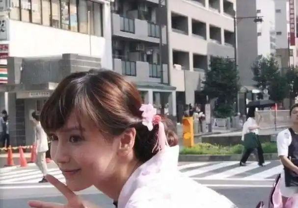 baby日本出道旧照曝光,被男性用酒瓶怼脸,强装笑意比耶合影_杨颖_照片