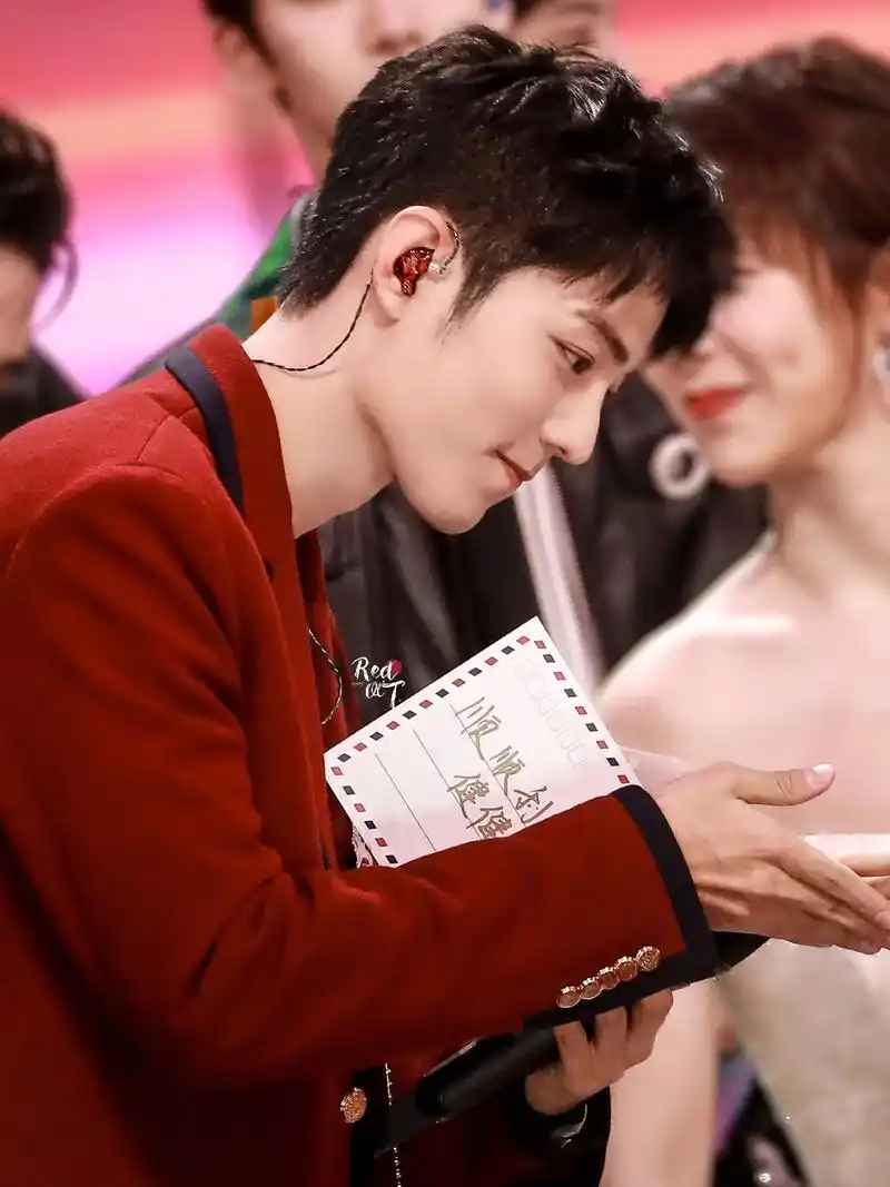 怎么会不想念站在舞台上身穿红色披风的小王子呢#肖战 #肖战顺顺利利