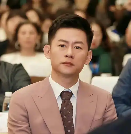 回顾演员李健19岁出道娶中学初恋为妻42岁因狂飙走红