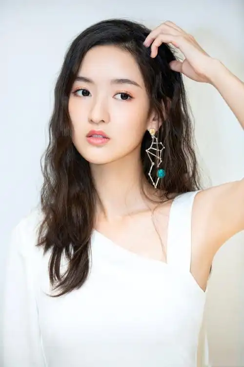 王玉雯一袭白色斜露肩开叉连衣裙清新又性感妥妥的女神形象