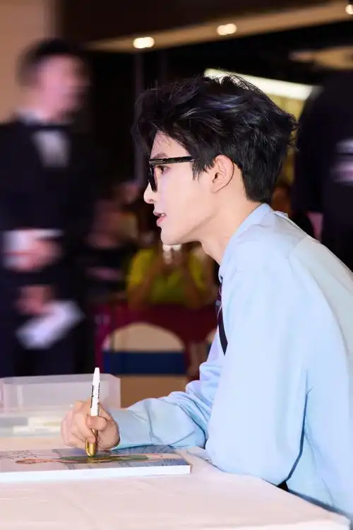 男主#·#朱正廷清爽学长造型#朱正廷首本个人写真《一直到海水变蓝》