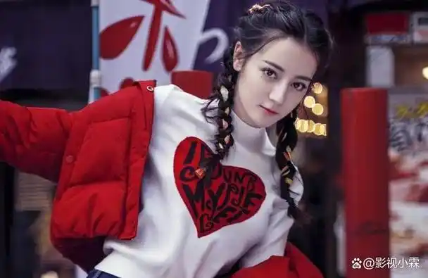 迪丽热巴是中国娱乐圈中备受关注的女星之一,她从出道一路走来,从清纯
