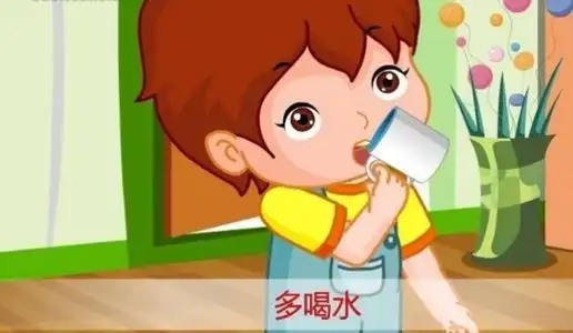 孩子在夏天出汗多不爱喝水大便难拉出来聪明妈妈都在这样做