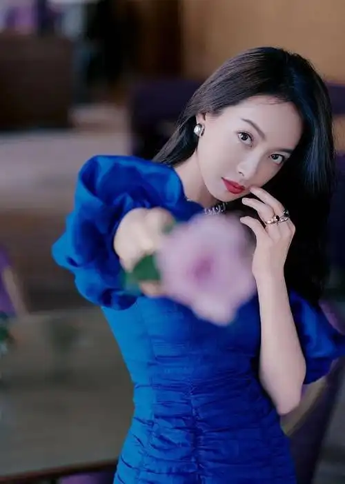 宋茜穿紧身连衣裙大秀百万女团腿身材凸凹有致好吸睛