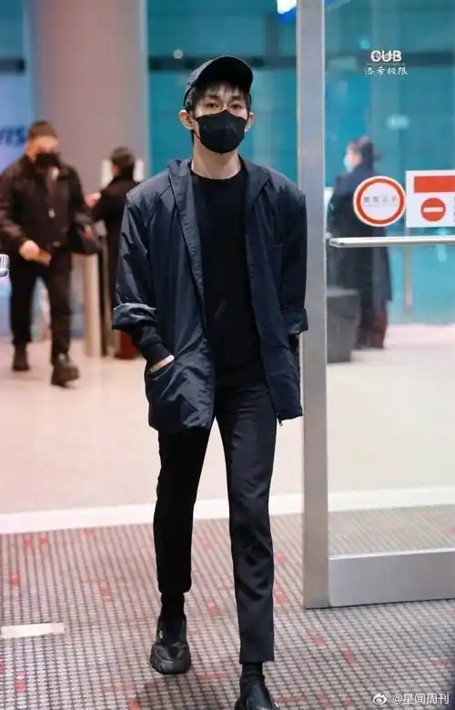 易烊千玺戴个眼镜都好深情##易烊千玺成男感已经nextlevel