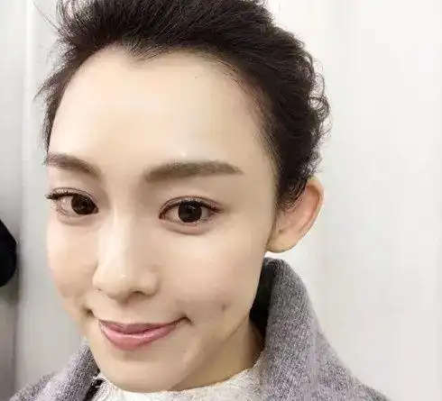 最标准的发际线,是从【发际线最高点→眉毛底部的距离】与【眉毛底部